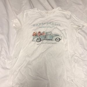 White tee “farm fresh market flowers”